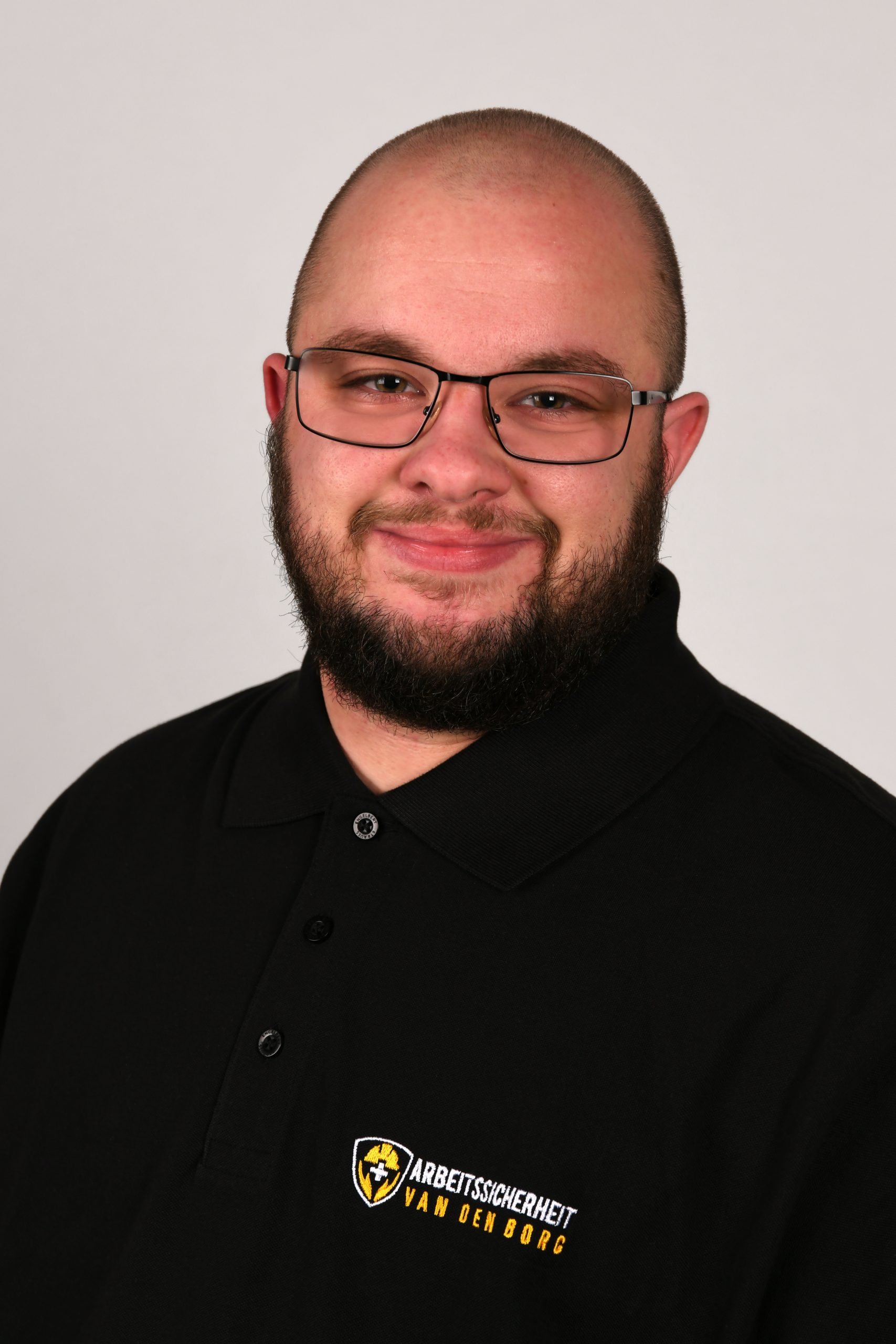 Sebastian van den Borg ist Eigentümer von Arbeitssicherheit van den Borg. Als ausgebildetete Fachkraft für Arbeitssicherheit ist er fest am Niederrhein verwurzelt - und damit Ihr Sicherheitsingenieur am Niederrhein.
